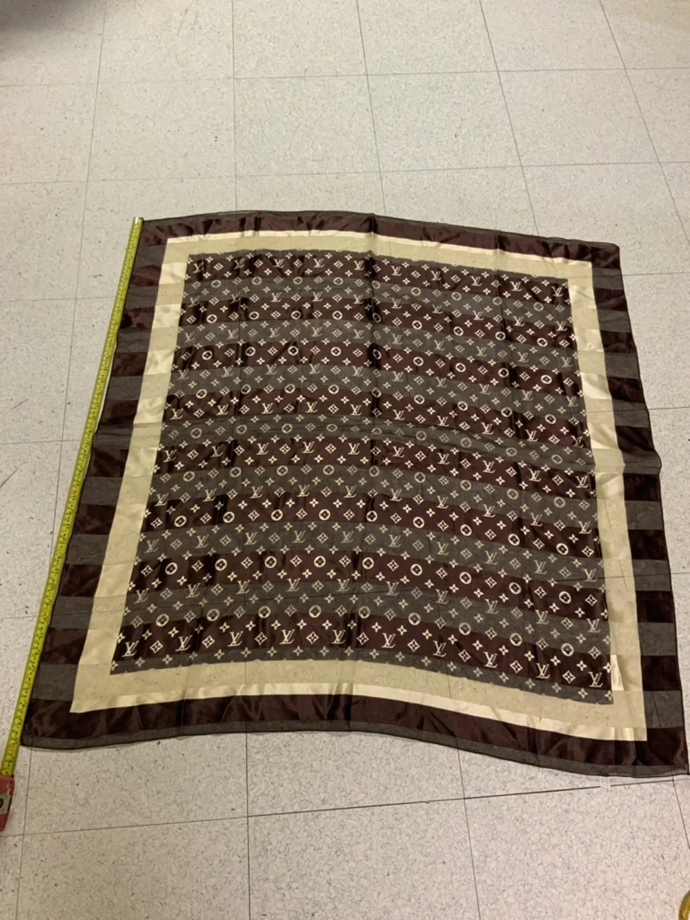 LV silk scarf.  Barely used. Dimensions 38.5”X38.5”. Reasonable offers pls. - Picture 5 of 6